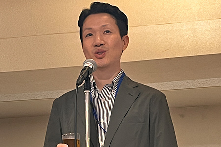 交流会の立食パーティでの乾杯　当財団評議員　川添高志（ケアプロ）