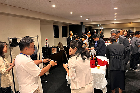 交流会の立食パーティでの歓談の様子